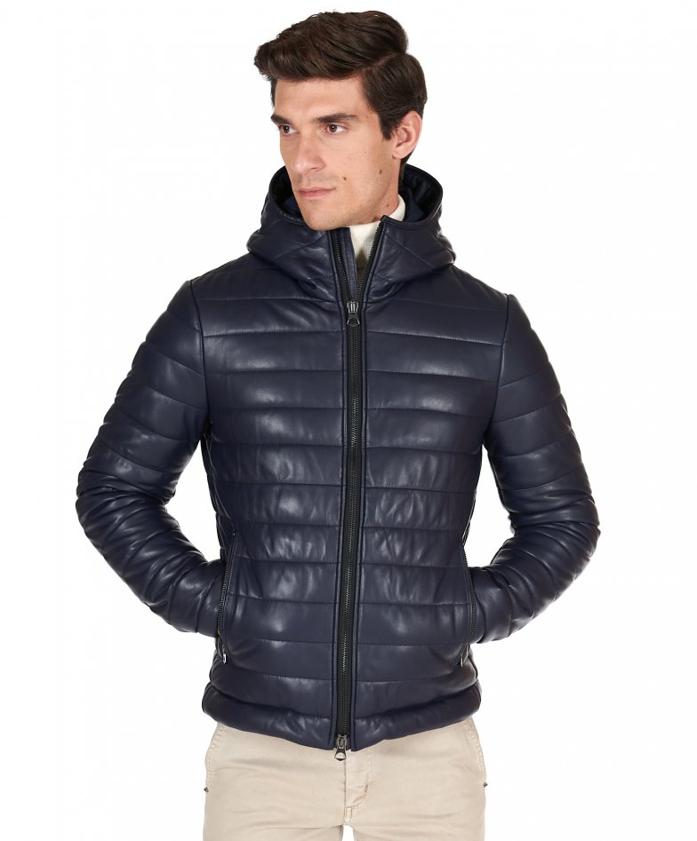 Blaue daunenjacke aus leder mit kapuze