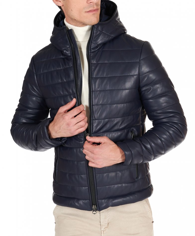 Blaue daunenjacke aus leder mit kapuze
