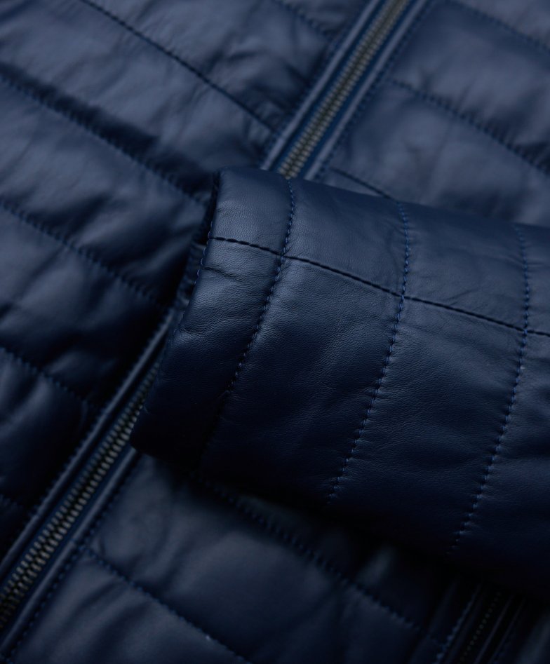 Blaue daunenjacke aus leder mit kapuze