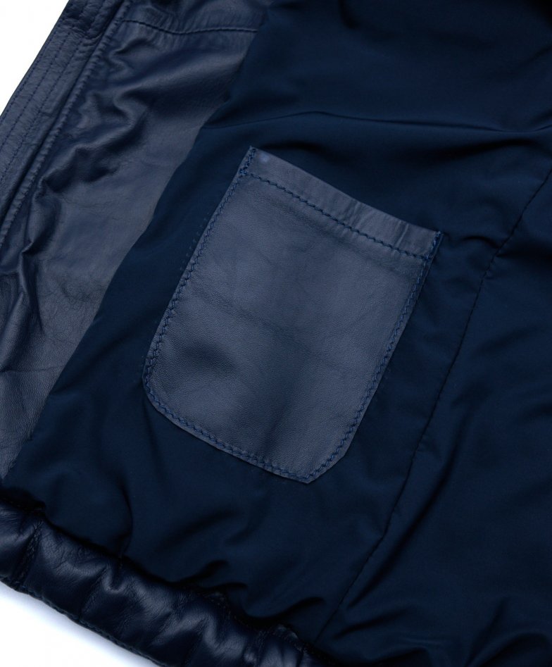 Blaue daunenjacke aus leder mit kapuze
