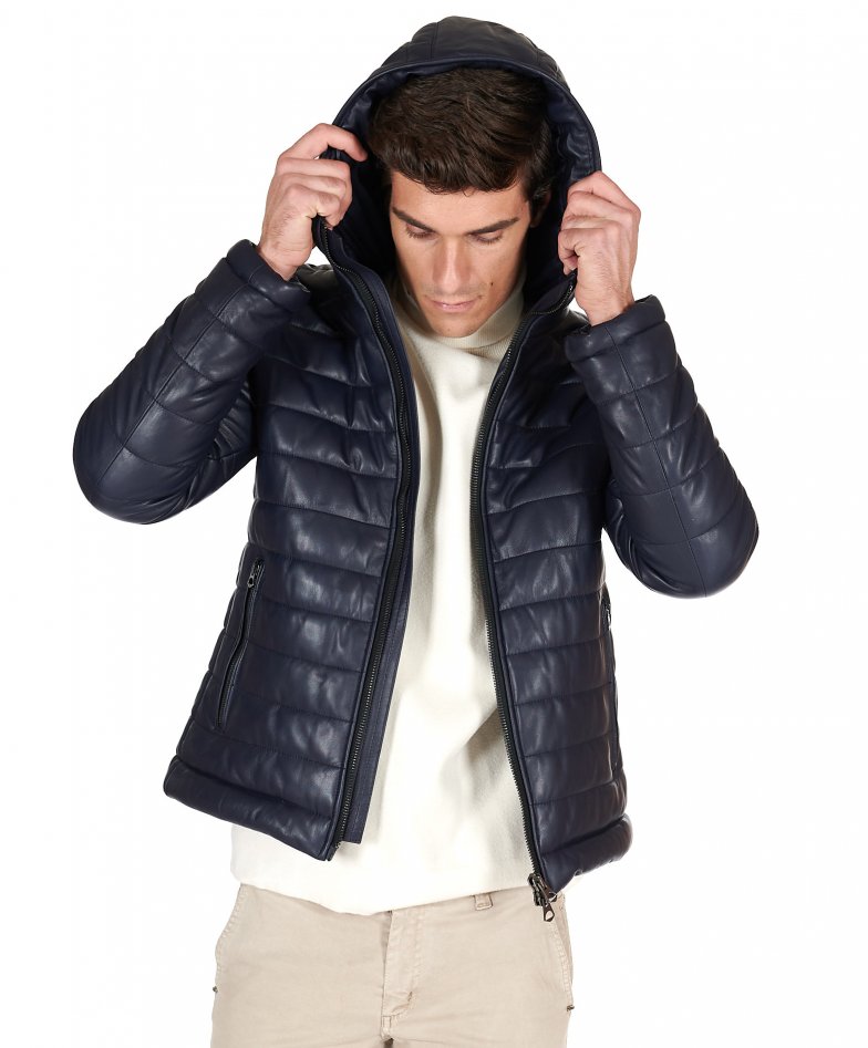Blaue daunenjacke aus leder mit kapuze