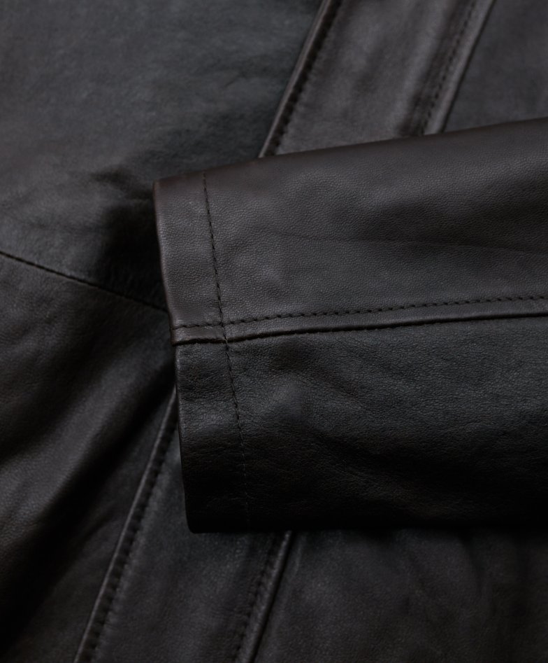 Schwarze lederjacke mit zwei taschen