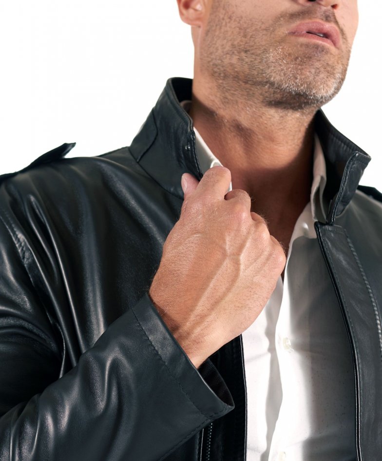 Schwarze lederjacke mit zwei taschen