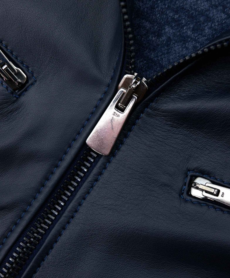 Blaue lederjacke mit vier taschen...