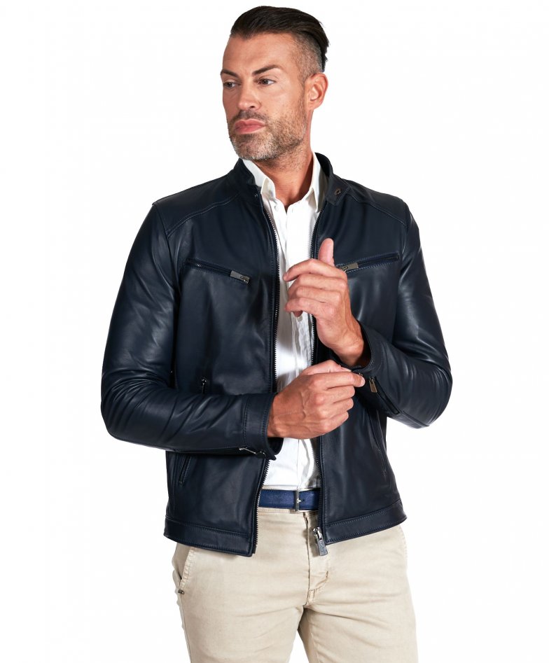 Blaue lederjacke mit vier taschen...