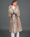 Cappotto in montone scamosciato beige con bordi in volpe