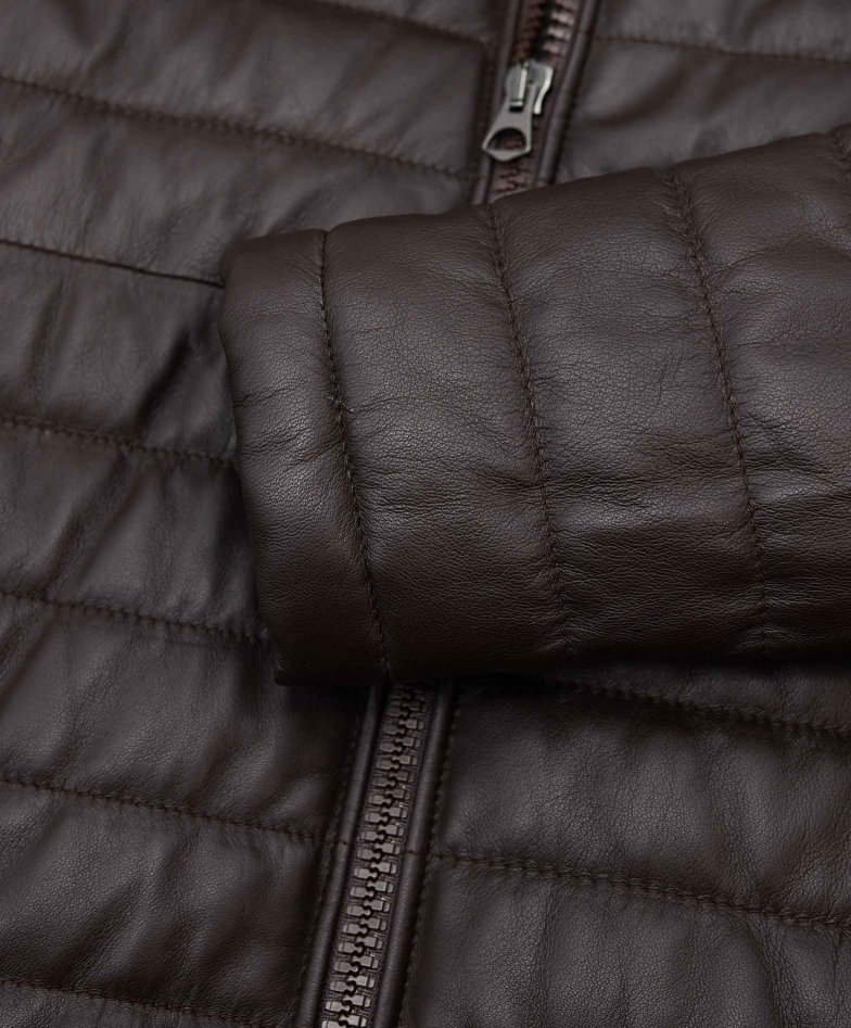 Daunenjacke aus braunem leder mit kapuze