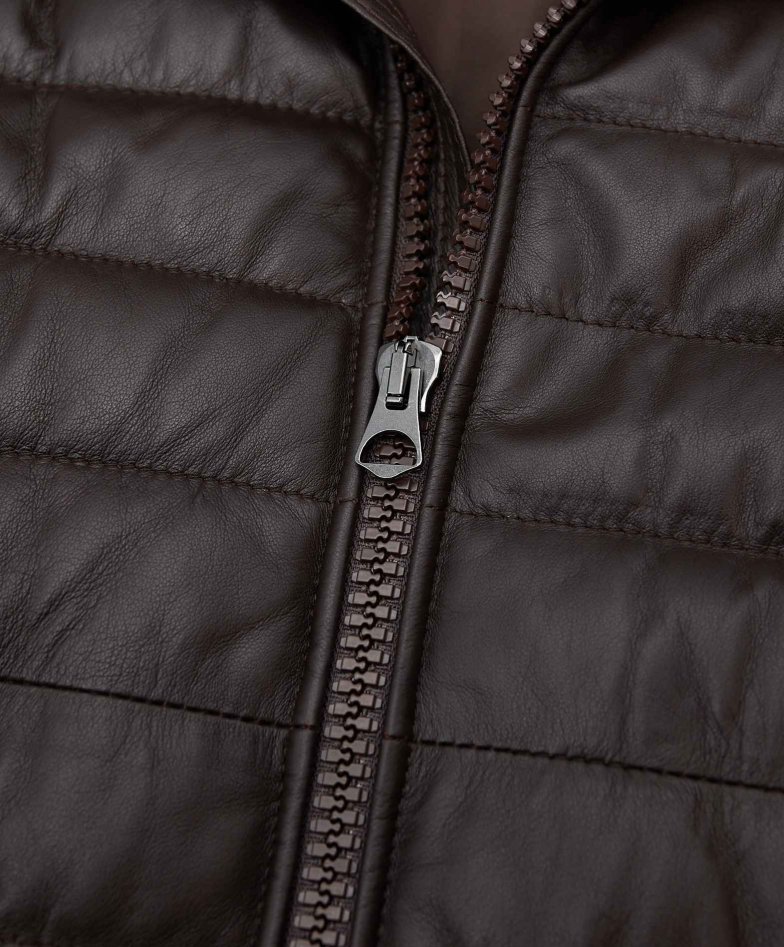 Daunenjacke aus braunem leder mit kapuze