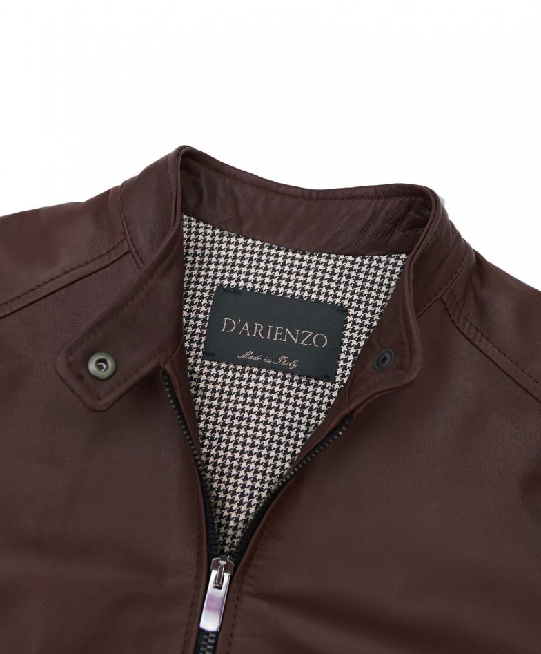 Dunkelbraune bikerjacke aus leder im...