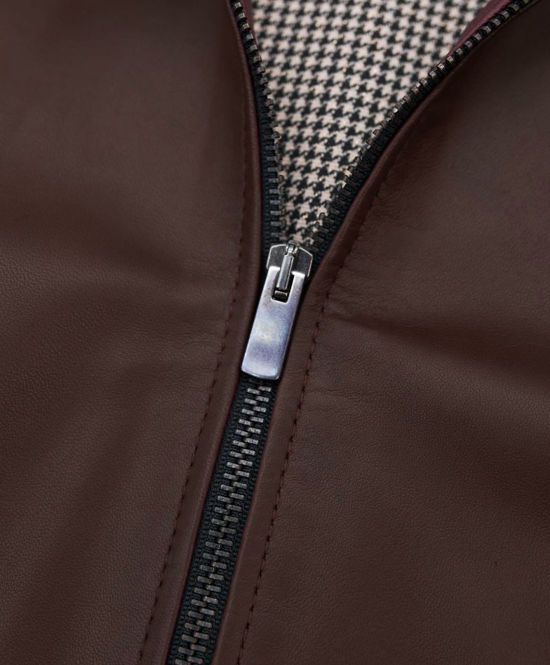 Dunkelbraune bikerjacke aus leder im...