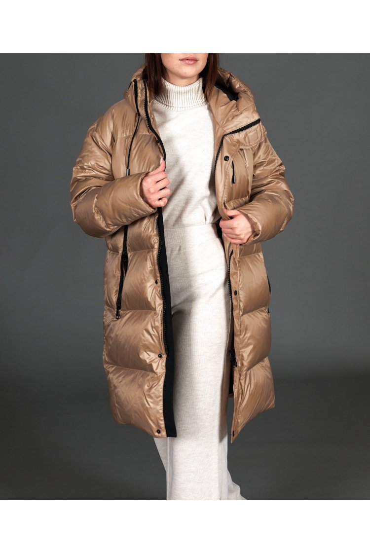 Lange Jacke aus echten taupe Daunen die sich zu einem Rucksack zusammenfalten lässt 
