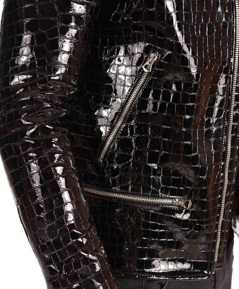 Schwarze lackleder bikerjacke mit...