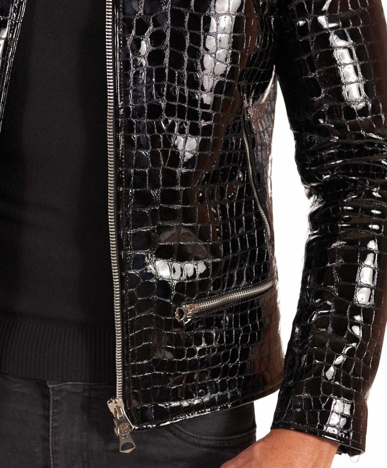Schwarze lackleder bikerjacke mit...