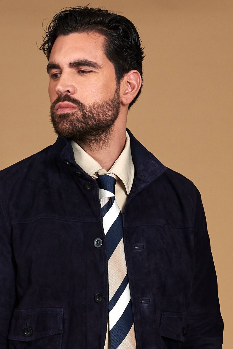 Blaue wildlederjacke mit knöpfen...