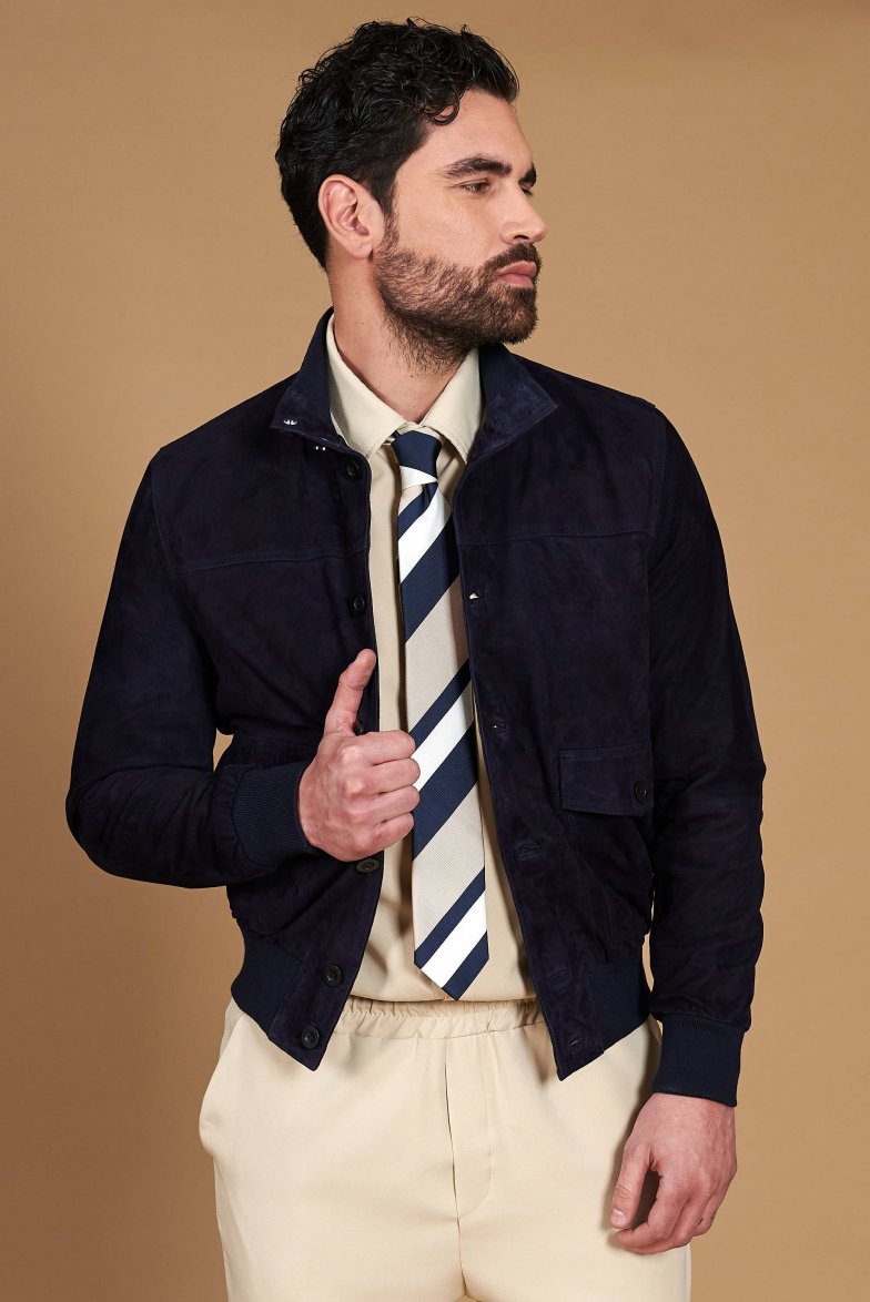 Blaue wildlederjacke mit knöpfen...