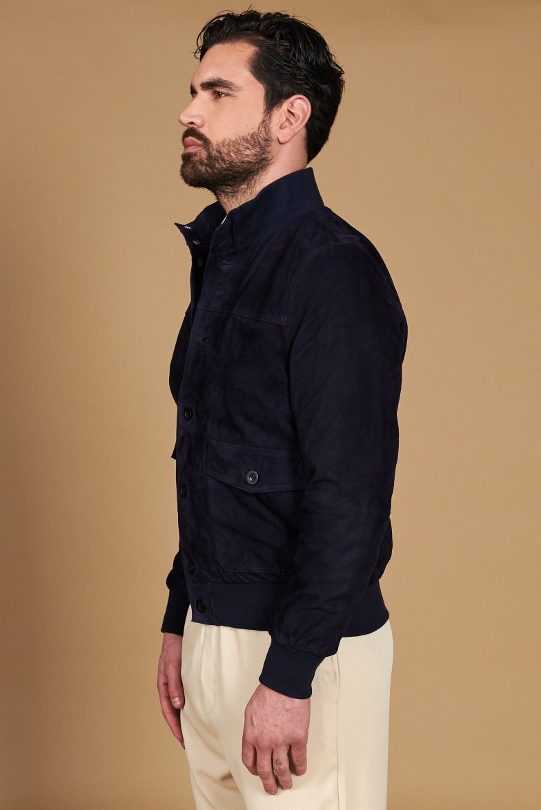 Blaue wildlederjacke mit knöpfen...