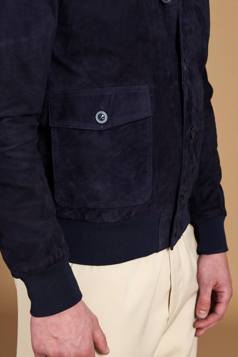 Blaue wildlederjacke mit knöpfen...
