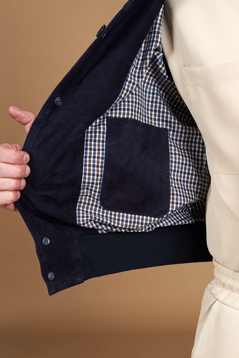 Blaue wildlederjacke mit knöpfen...