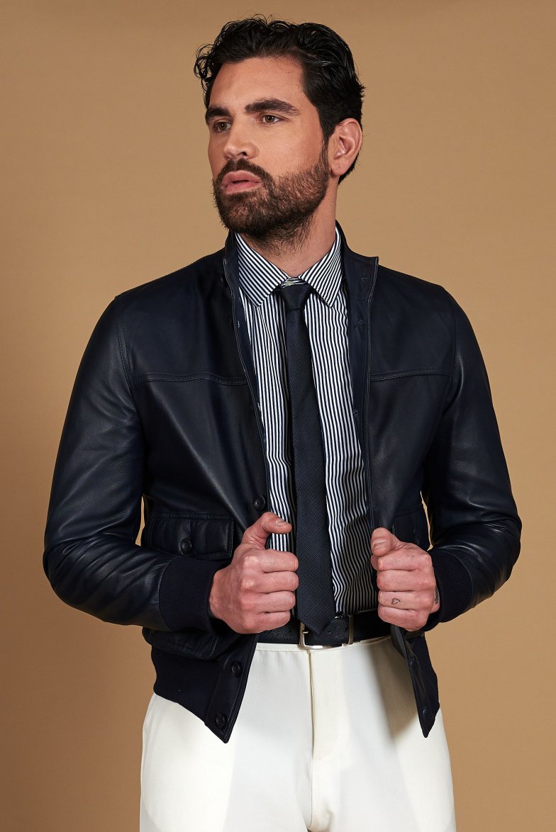 Dunkel blaue bomber lederjacke mit...