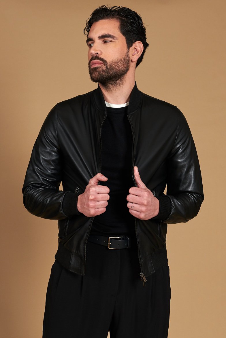 Schwarze lederbomberjacke aus glattem...