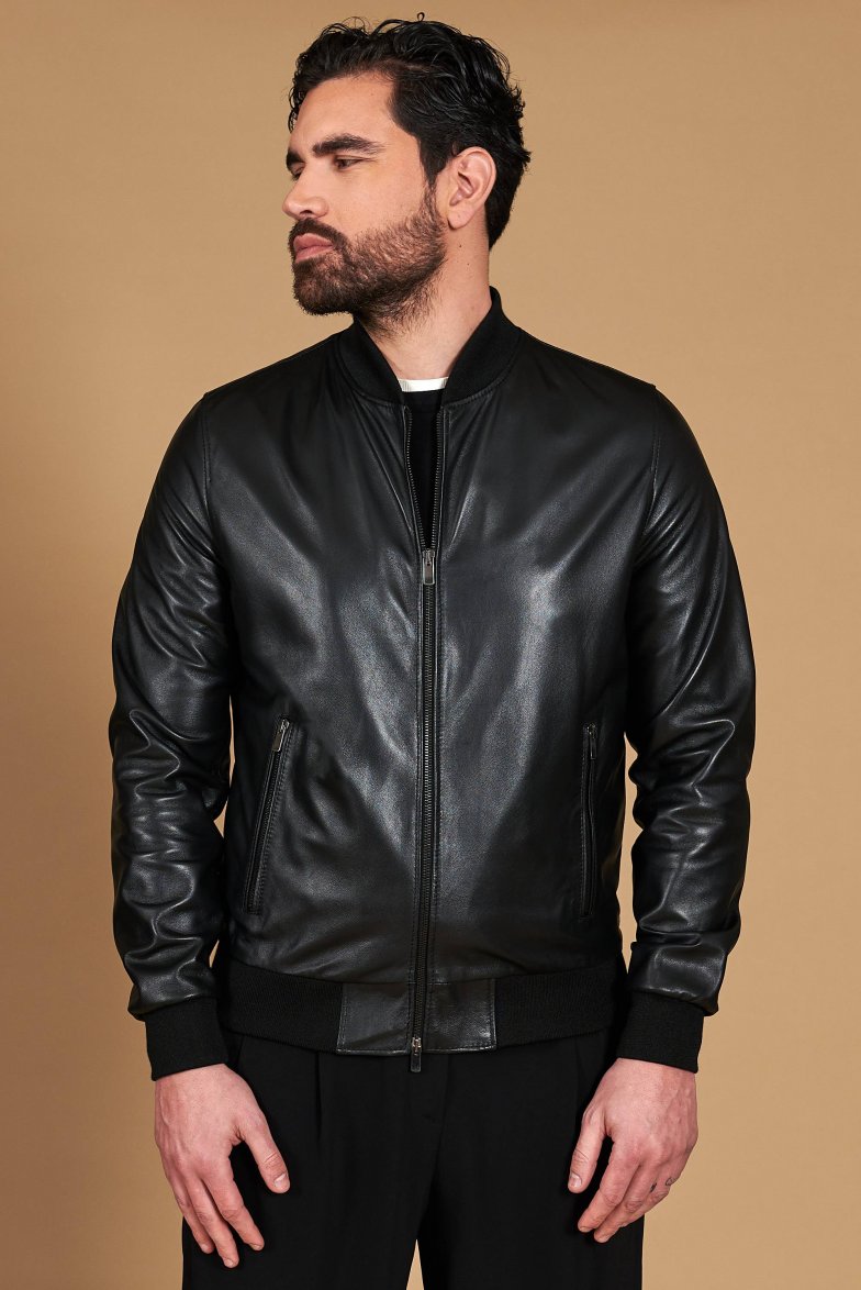 Schwarze lederbomberjacke aus glattem...