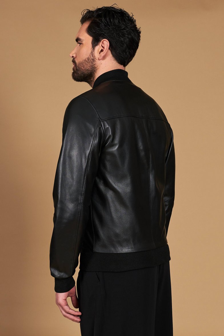 Schwarze lederbomberjacke aus glattem...