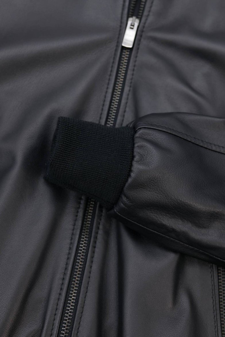 Schwarze lederbomberjacke aus glattem...