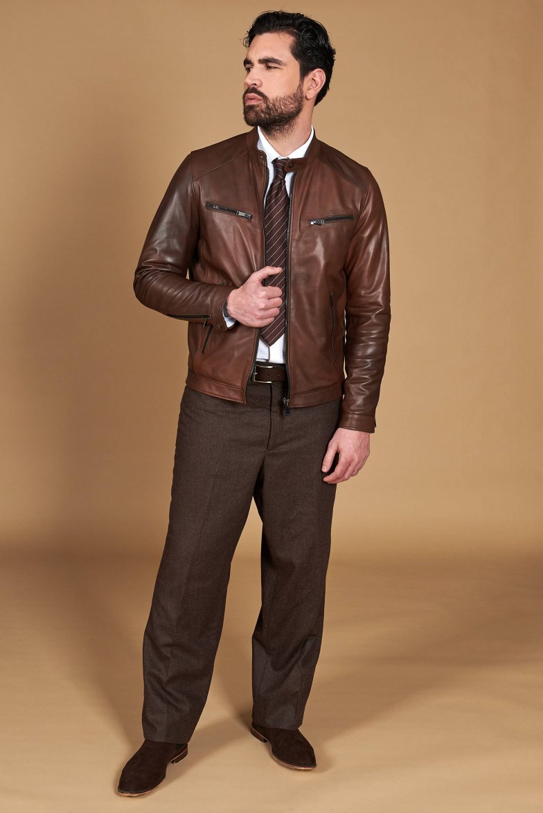 Braune lederjacke mit vier taschen...