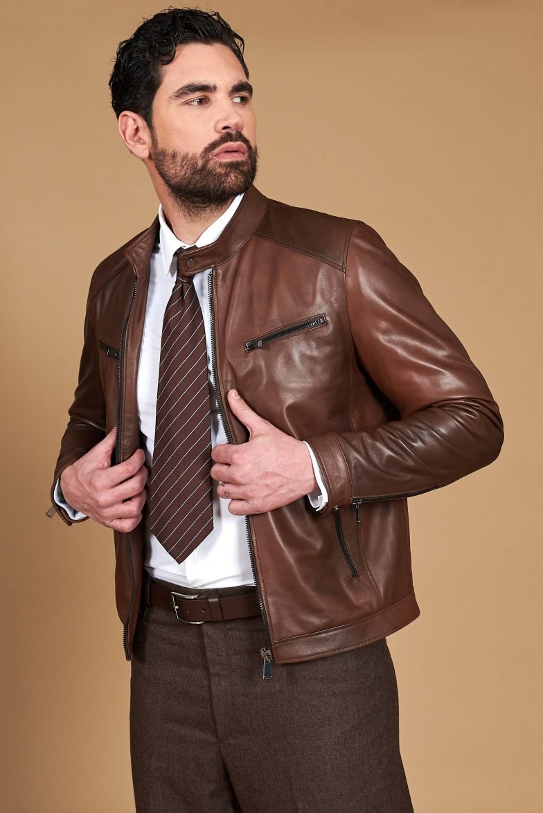 Braune lederjacke mit vier taschen...