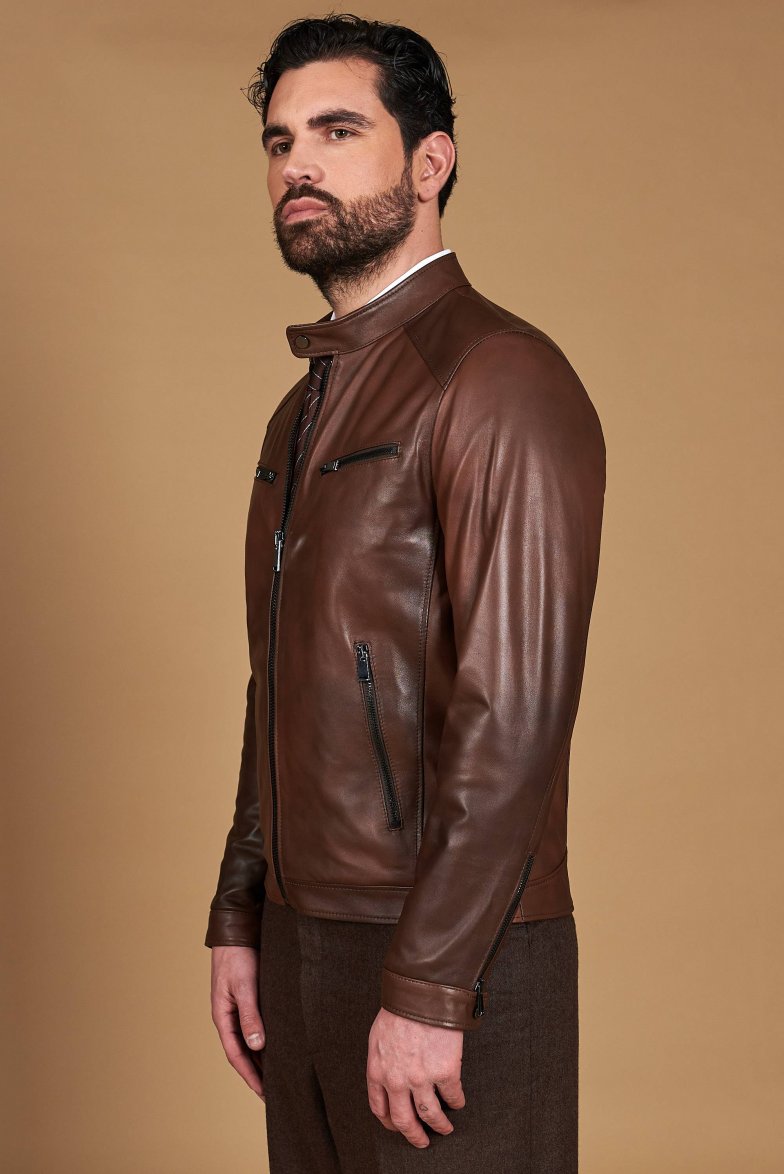 Braune lederjacke mit vier taschen...
