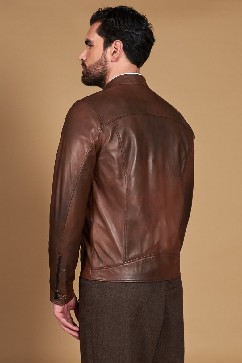 Braune lederjacke mit vier taschen...