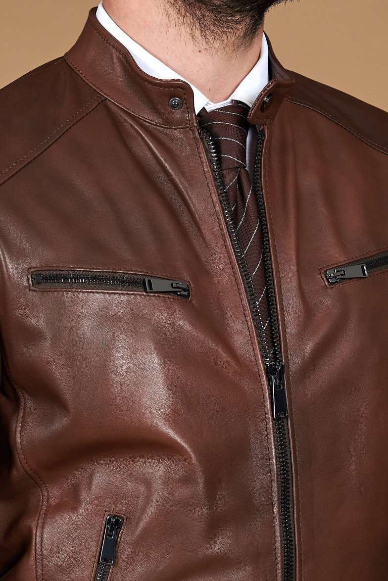 Braune lederjacke mit vier taschen...
