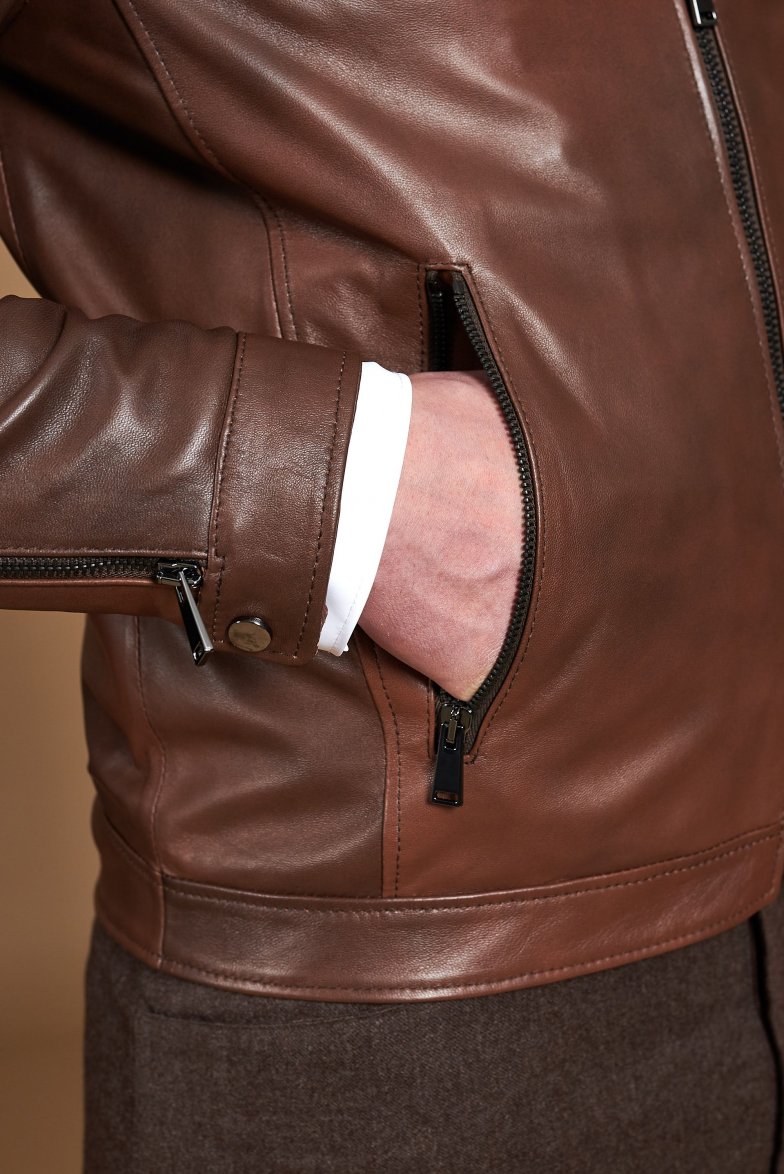 Braune lederjacke mit vier taschen...