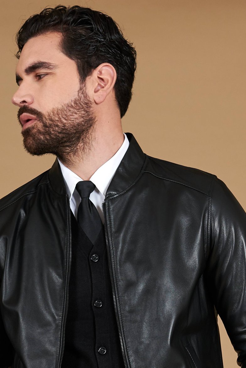 Schwarze lederjacke taschen mit...