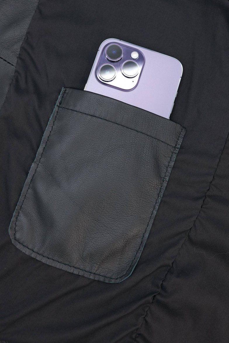 Schwarze lederjacke taschen mit...