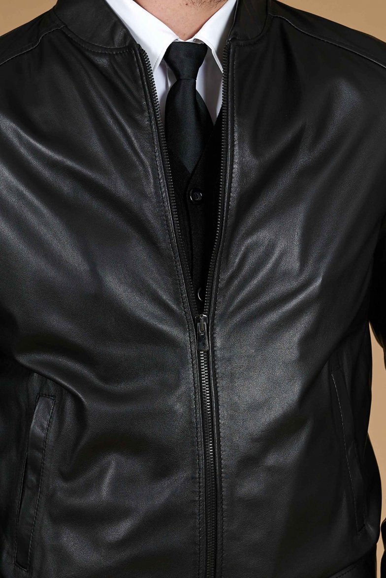 Schwarze lederjacke taschen mit...