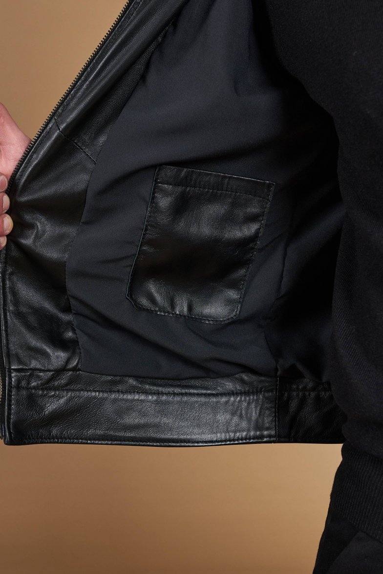 Schwarze lederjacke taschen mit...