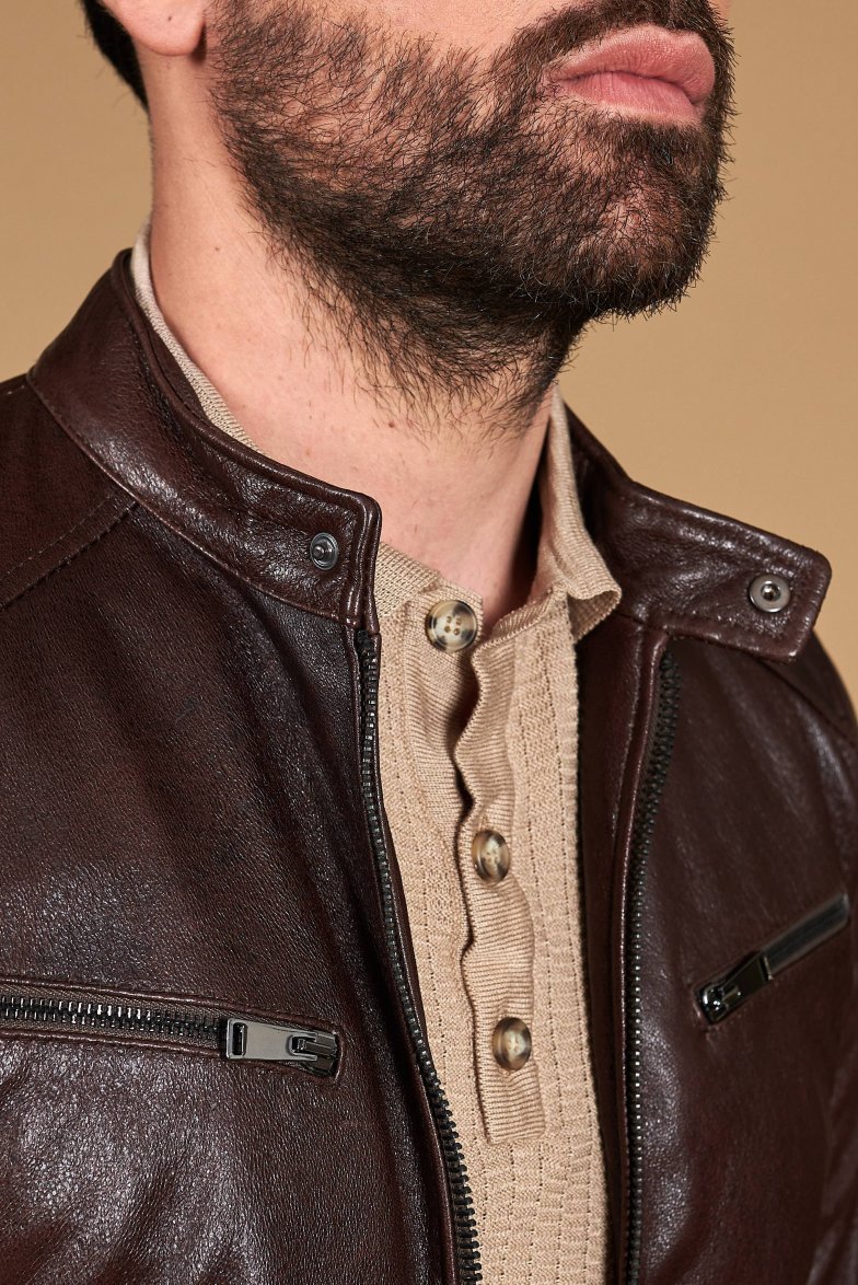 Dunkelbraune lederjacke mit vier...