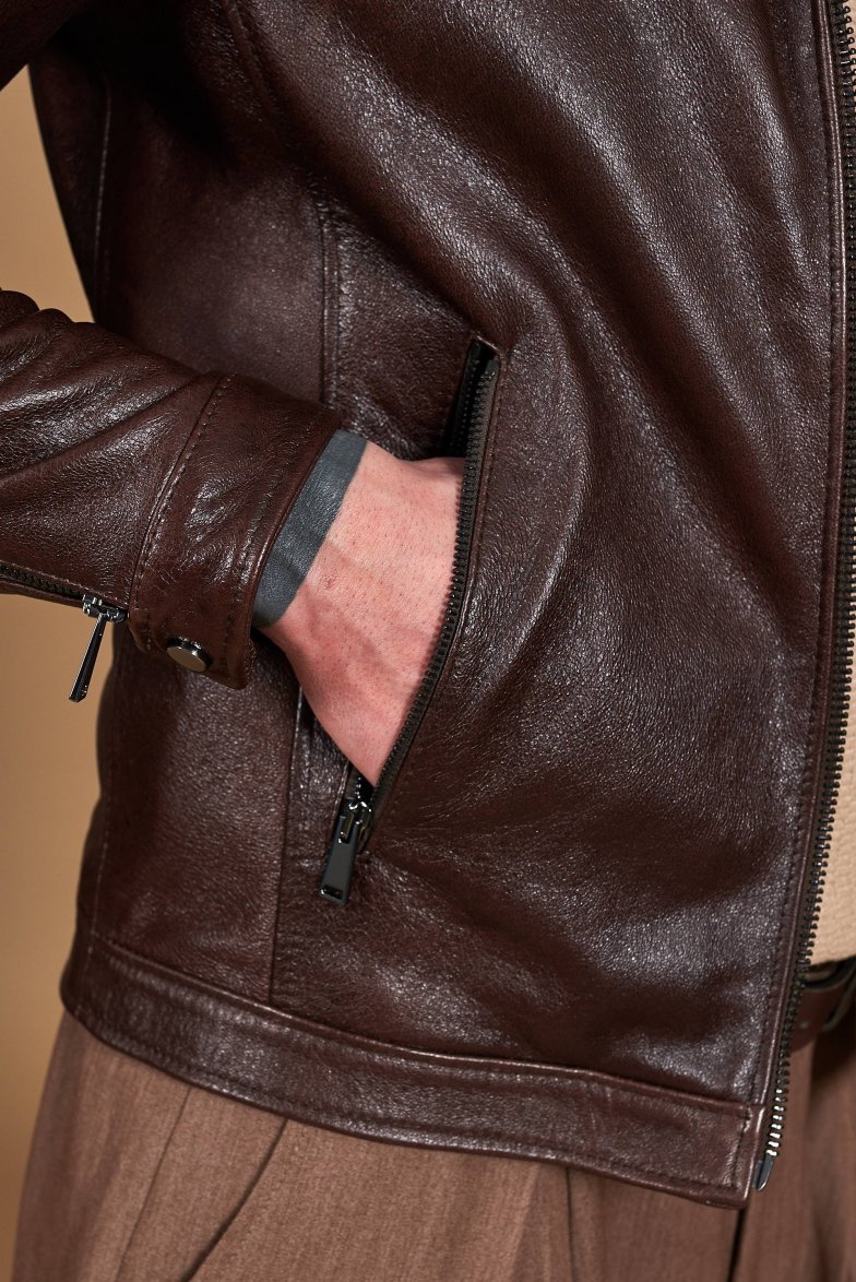 Dunkelbraune lederjacke mit vier...