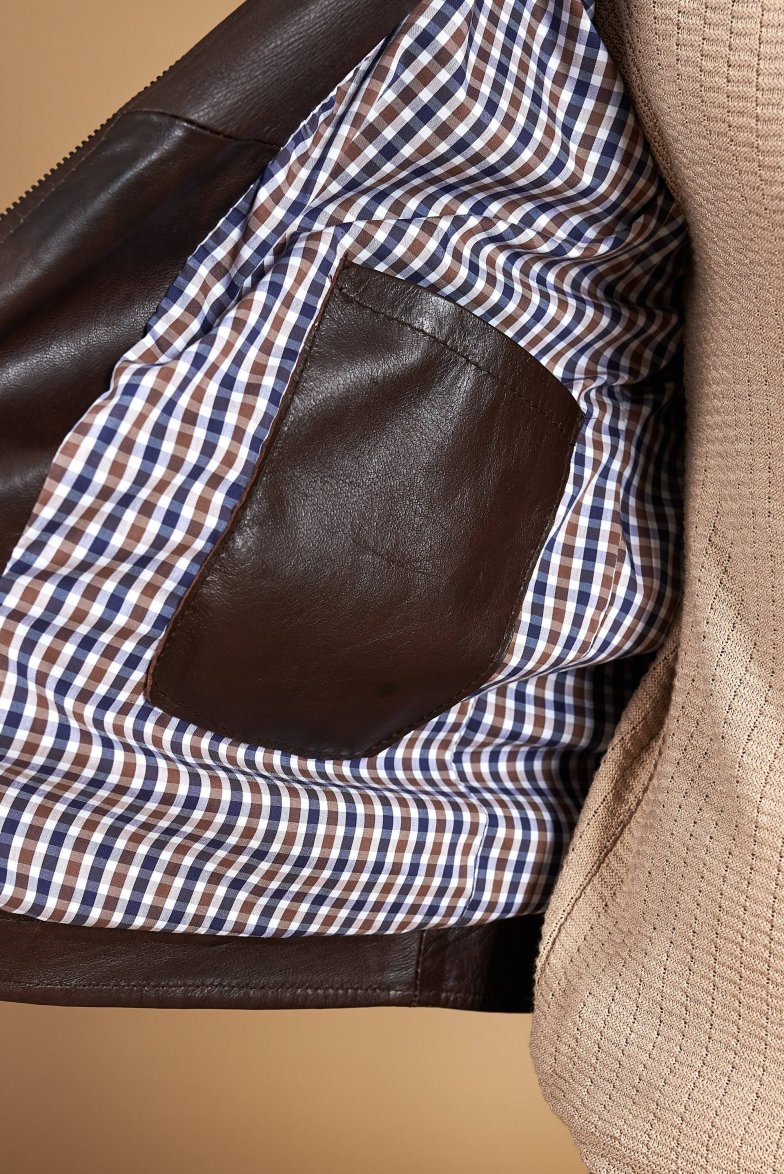 Dunkelbraune lederjacke mit vier...