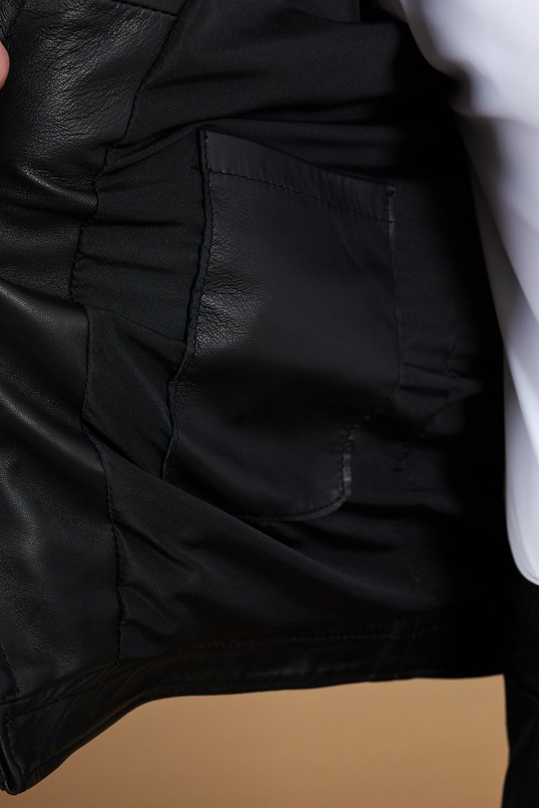 Schwarze perforiertes Lederjacke...