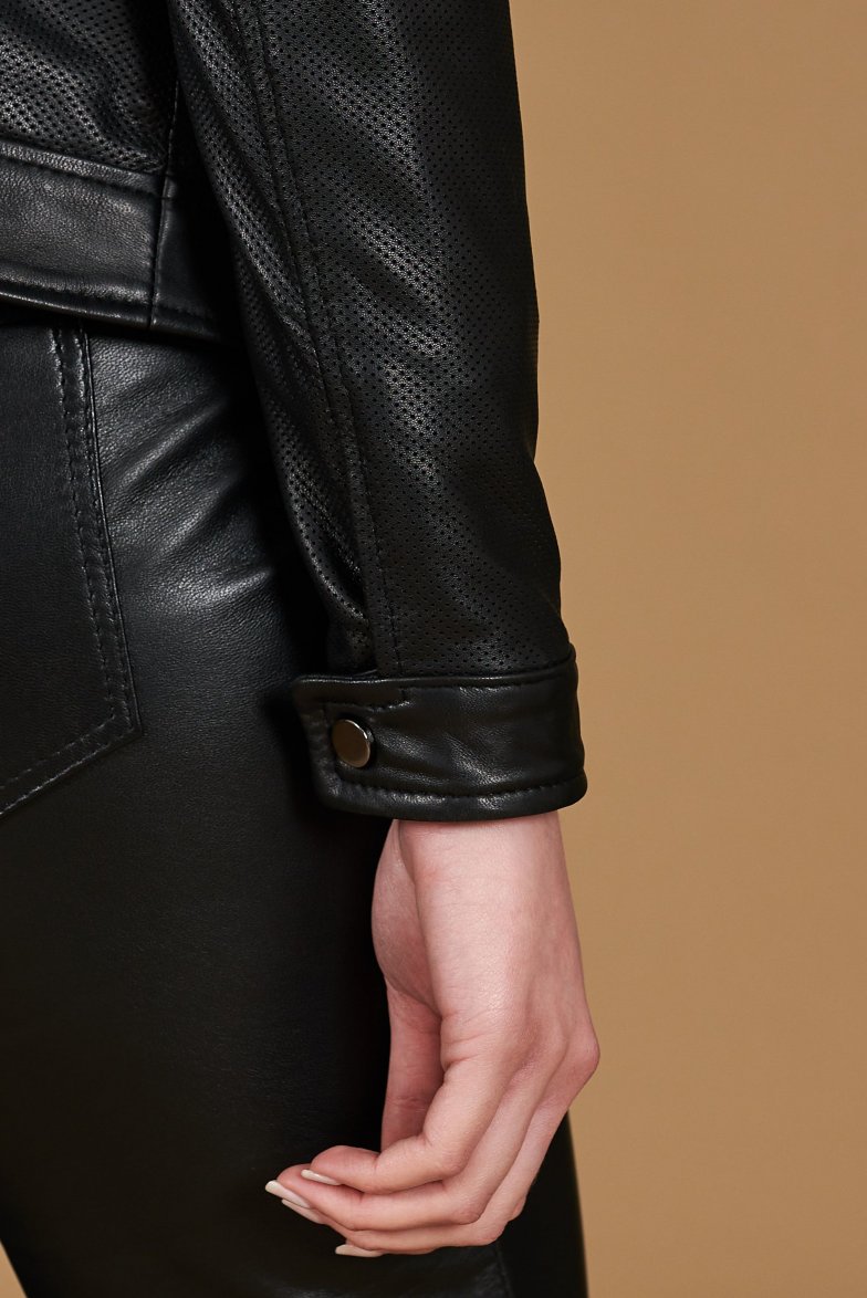 Schwarze perforiertes lederbikerjacke...
