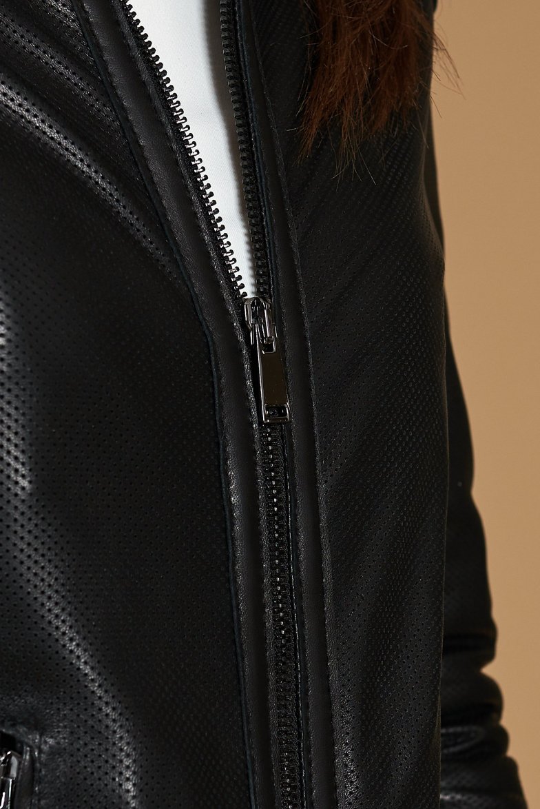 Schwarze perforiertes lederbikerjacke...