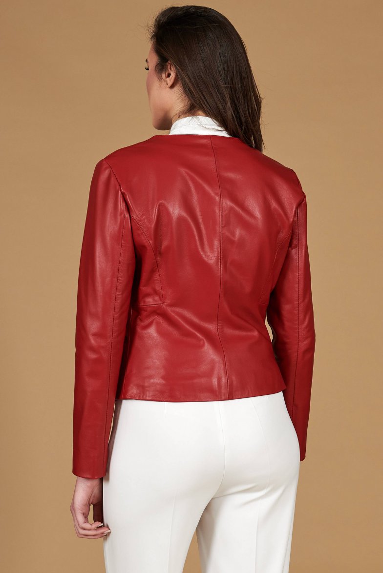 rote lederjacke mit glattem effekt