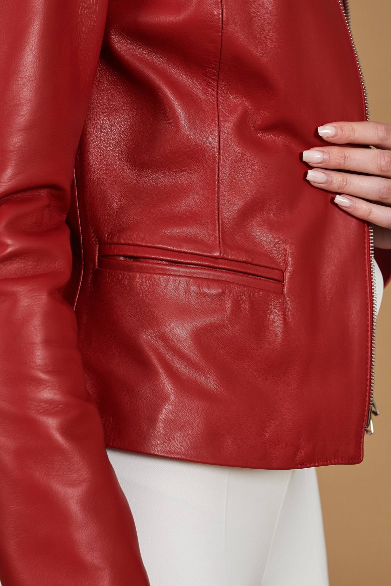 rote lederjacke mit glattem effekt