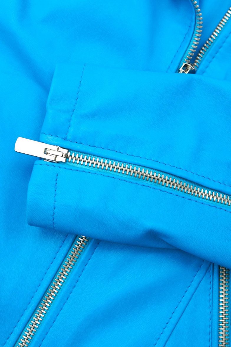 Hellblaue bikerjacke aus naturleder...