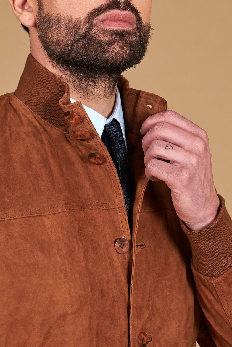Braune wildlederjacke mit knöpfen...