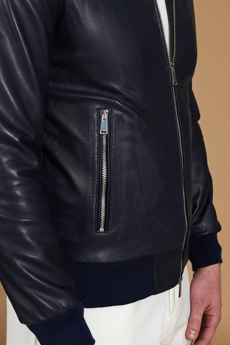 Blaue Bomberjacke aus perforiertem...