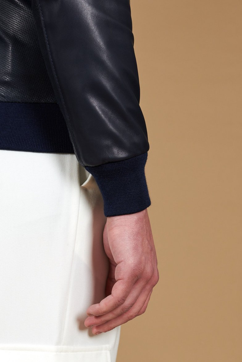 Blaue Bomberjacke aus perforiertem...