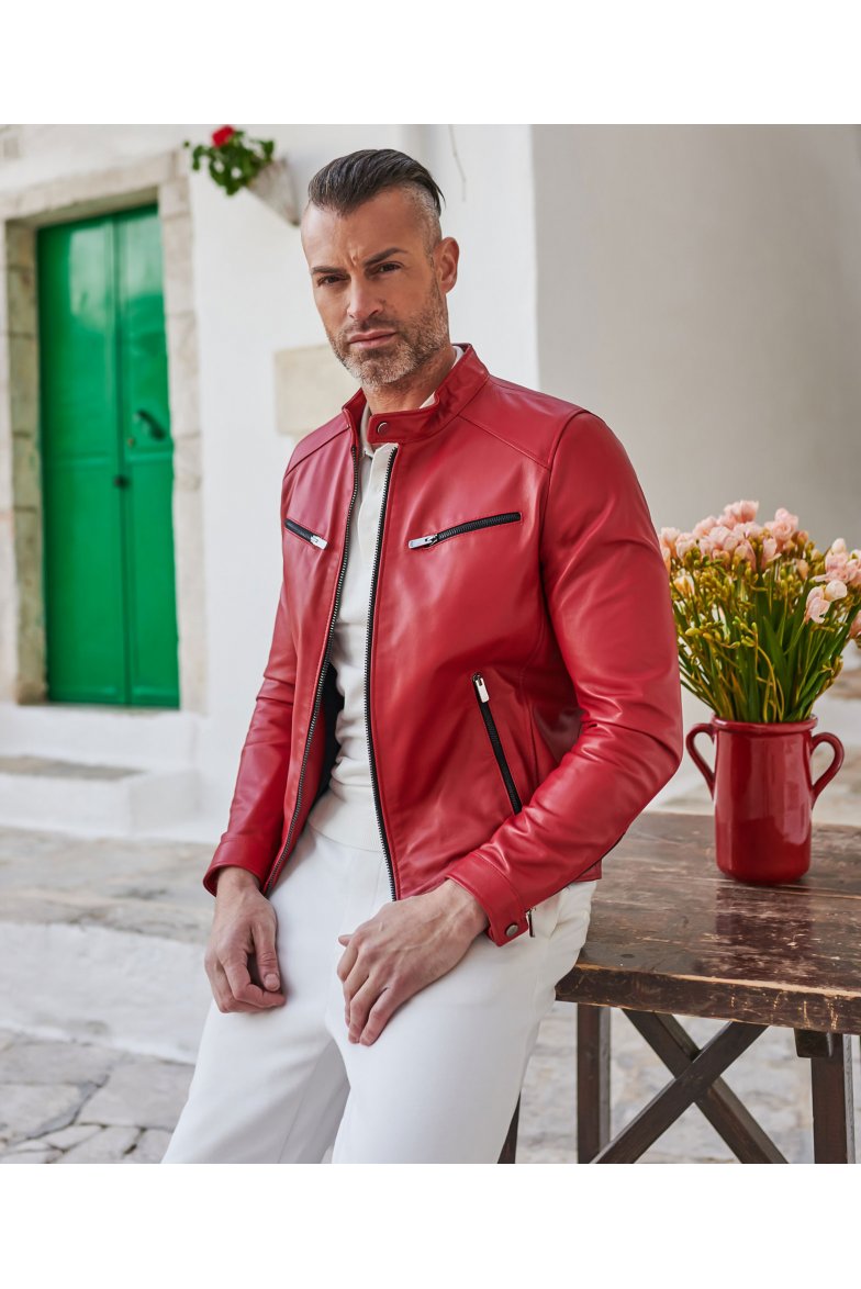 Rote lederjacke mit vier taschen...